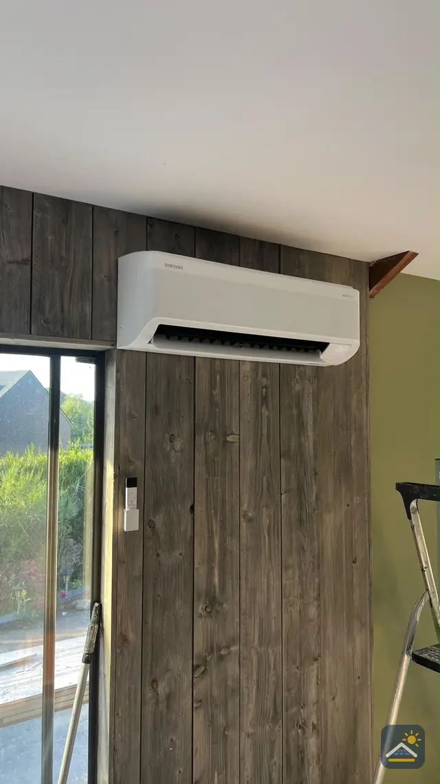 Airco binnenunit tegen een houten wand