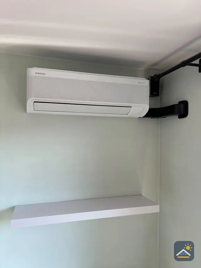 Airco binnenunit met afgewerkte leidingen