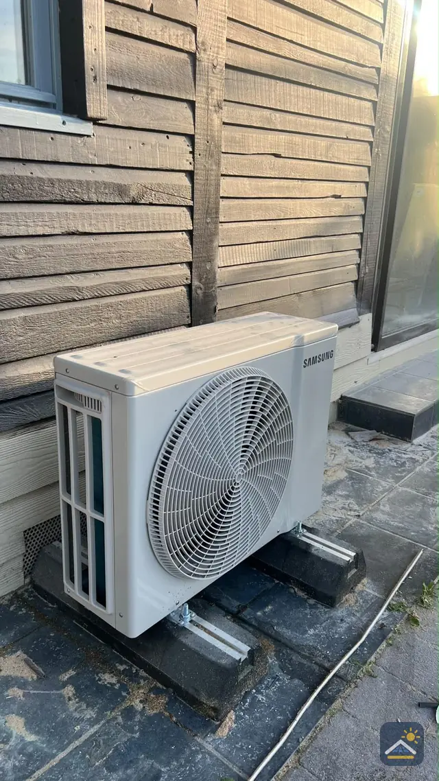 Buitenunit op een grondsteun
