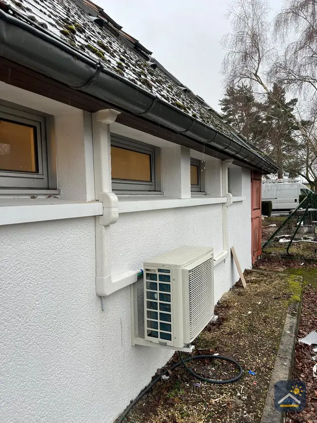 Buitenunit met nette kabelgoot langs de gevel