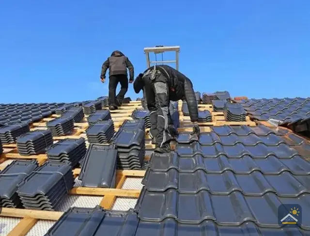 Nieuwe dakpannen leggen